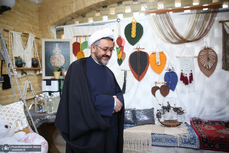 بازدید رئیس موسسه تنظیم و نشر آثار امام خمینی (س) از نمایشگاه عکس «امام دل‌ها‎»  و گذر فرهنگی هفته بر آستان آفتاب