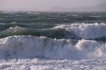 سواحل مازندرانی خزر مواج است   شناگران مراقب باشند