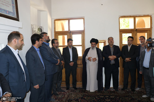 بازدید رئیس مرکز وکلای قوه قضائیه از بیت تاریخی امام خمینی