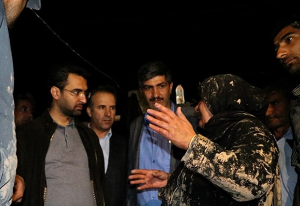 وزیر ارتباطات پای حرف دل مردم سیل زده شیراز نشست