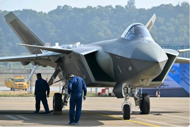 گزارشی از نمایش قدرت هوایی چین در ملأ عام/ چرا پکن اکنون هواپیمای شبح خود را رو کرد؟