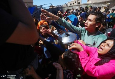 صحنه‌ای تکان‌دهنده از نسل‌کشی توسط اسرائیل در غزه / جمع کردن آرد آغشته به شن از روی زمین برای زنده ماندن