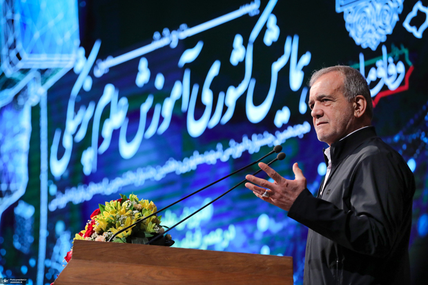 پزشکیان: فردی که خود را دانای کل بداند، گرفتار جهل مطلق است. هیچ‌کس به‌تنهایی همه فن‌حریف نیست؛ این ما هستیم که در کنار هم می‌توانیم کار بزرگی انجام دهیم/ باید با تغییر نگاه در خود و فرزندان‌‌مان، باور به توانایی و خودباوری را نهادینه کنیم