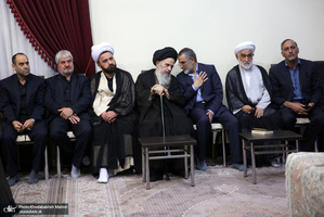 دیدار کارکنان حرم و موسسه تنظیم و نشر آثار امام خمینی(س) با سید حسن خمینی