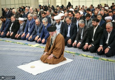 رهبر انقلاب: گسترش شاعران متعهد و انقلابی جوان امید‌آفرین است/ دوره کنونی زمینه پرورش سعدی، حافظ و نظامی را دارد/ لزوم استفاده از مفاهیم اجتماعی شوق‌آفرین و مفاهیم توحیدی در اشعار