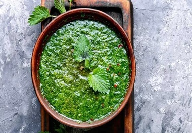 طرز تهیه آش گزنه به روش محلی مازندران در 10 مرحله!