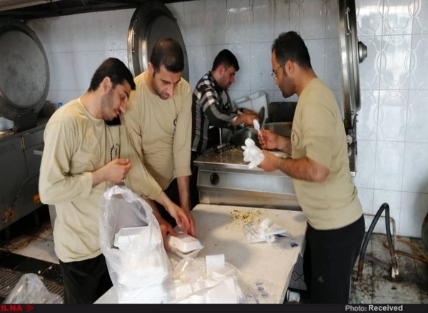 طبخ، آماده سازی و ارسال غذای گرم برای سیل زدگان خوزستانی توسط کارکنان منطقه ویژه اقتصادی پتروشیمی