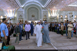 ادای احترام جمعی از خانواده های شهدای مقاومت اسلامی عراق نسبت به حضرت امام(س) 