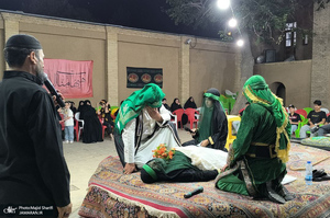 مراسم تعذیه خوانی در بیت تاریخی حضرت امام خمینی (س) در خمین