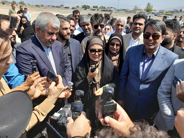 آغاز عملیات اجرایی یکی از بزرگ‌ ترین پروژه‌ های نهضت ملی مسکن در جنوب شرق کشور/ واکنش وزیر راه به گلایه متقاضیان: حق مردم بابت آورده‌ ها ضایع نمی‌ شود/ دریافت وجه از مردم پیش از آماده‌سازی پروژه ممنوع است