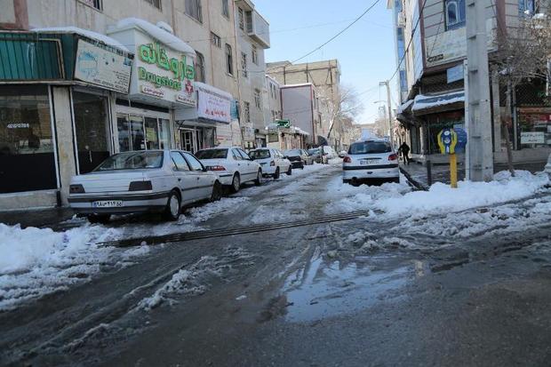 تردد بجنوردی ها در معابر یخ زده