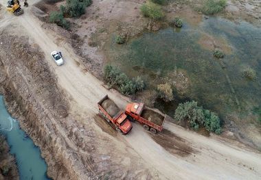 چهار نفر از برداشت کنندگان غیرمجاز خاک از حاشیه کارون دستگیر شدند