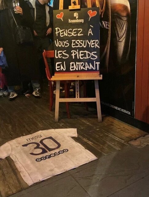 فرانسوی‌ها پیراهن مسی را آتش زدند/عکس