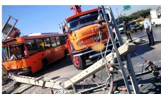 برخورد اتوبوس با تیر چراغ برق سه مجروح برجای گذاشت