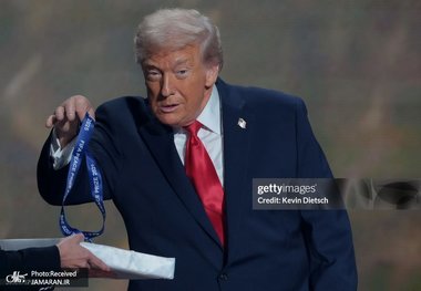 عکس| ترامپ سرصف جایزه صلح گرفت!