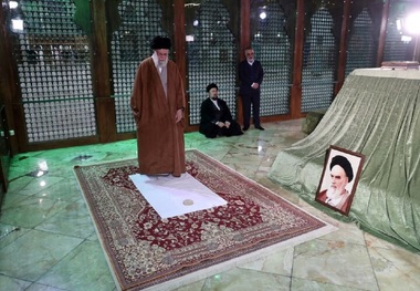 Leader visits Imam Khomeini's Mausoleum on the eve of anniversary of victory of Islamic Revolution