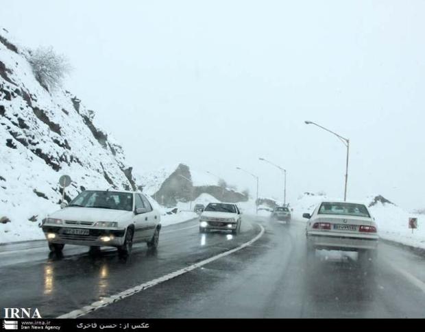 بارش پراکنده برف در جاده های خراسان رضوی ادامه دارد