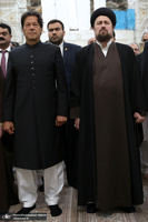 ادای احترام نخست وزیر پاکستان به مقام شامخ امام خمینی(س)