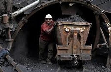 تعطیلی موقت تونل شماره 2 معدن زغال سنگ مینودشت؛ کارگران مشغول کارند