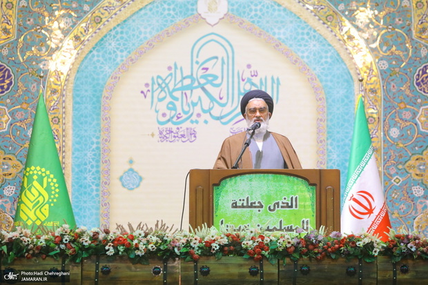 سعیدی، امام جمعه قم: دشمن روی مساله حجاب متمرکز شده، او از زن ایرانی ضربه دیده است/ به دنبال چرکین کردن دل مردم به یکدیگر و مسئولان هستند