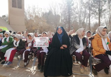 جشنواره بادبادک ها در روز هوای پاک در اردکان برگزار شد