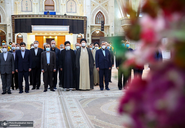 رئیسی: نگاه امام خمینی (ره) به مردم تشریفاتی نبود، حقیقتا امام به مردم باور داشت/ سید حسن خمینی: نمی توانیم به جامعه ای برسیم که همه مثل هم فکر کنند/ همه باید به بُعد وحدت ملی توجه کنیم/ با همه تفرق ها امروز همه وظیفه دارند به دولت کمک کنند