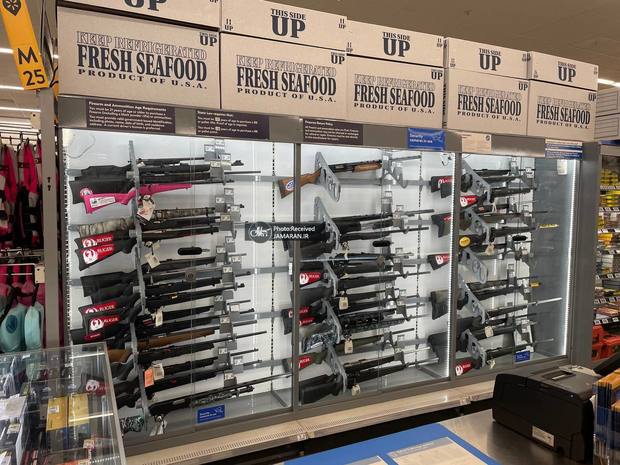 یک فروشگاه پر از اسلحه در نزدیکی محل برگزاری جلسه ترامپ و پوتین در آلاسکا + عکس ها