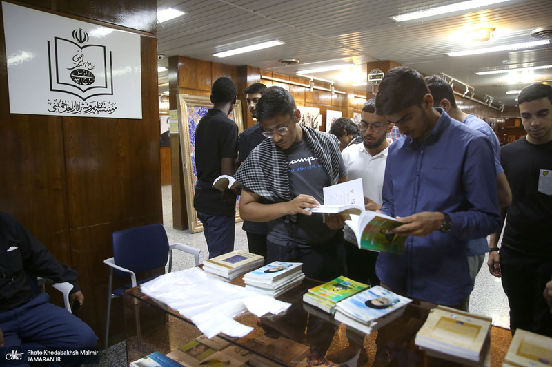 بازدید جمعی از دانشجویان انگلیسی و جمعی از دانش آموزان بندر دیر از جماران
