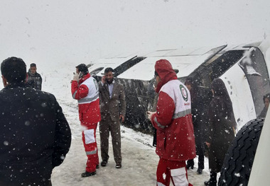 اتوبوس حامل زائران نورآباد در ملایر واژگون شد