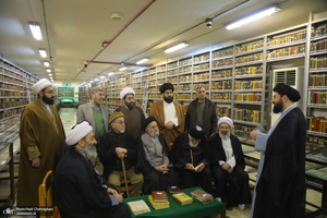 مراسم اهدای نسخه‌های خطی کتابخانه مرحوم آیت الله شاه آبادی به کتابخانه مرحوم آیت الله العظمی مرعشی نجفی