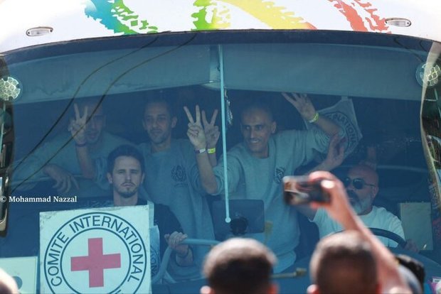 اولین اتوبوس اسرای آزاد شده فلسطینی وارد غزه شد + عکس ها