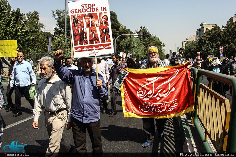 راهپیمایی نمازگزاران در اعتراض به کشتار مسلمانان میانمار