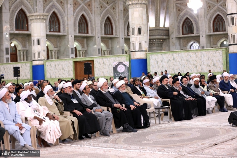 ادای احترام مهمانان خارجی کنفرانس وحدت اسلامی به مقام شامخ حضرت امام خمینی (س)