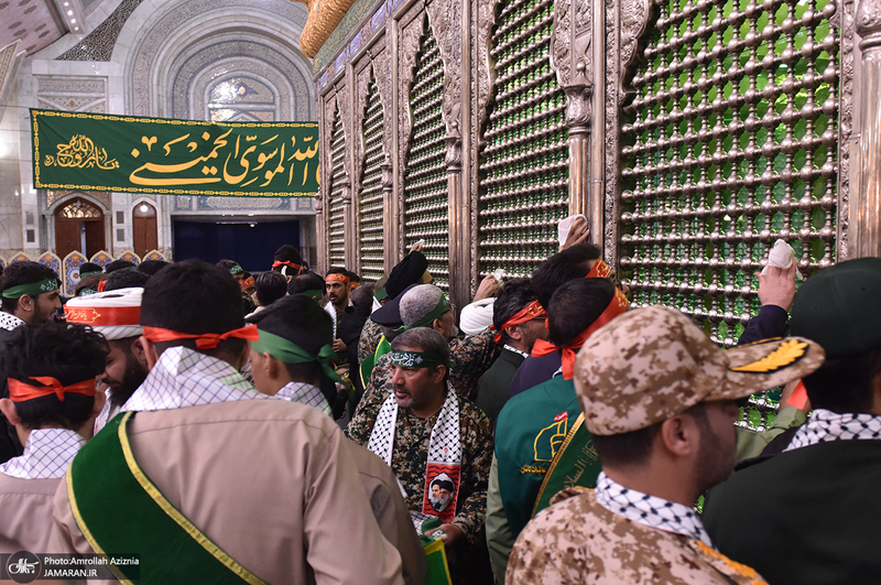 عطرافشانی حرم امام خمینی(س) توسط بسیجیان کاشانی