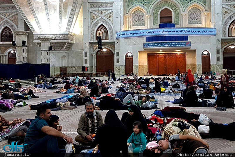 برخی از مردم تهران شب یلدا را در پی زلزله در کنار حرم امام(س) گذراندند