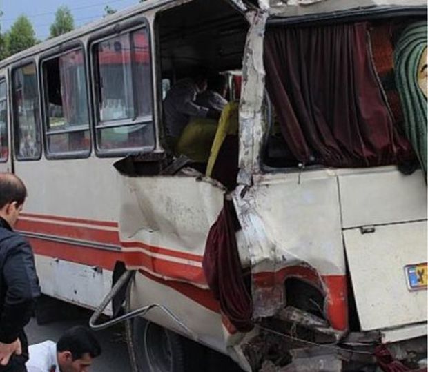 برخورد مینی بوس با پژو در سبزوار 10 مجروح برجای گذاشت