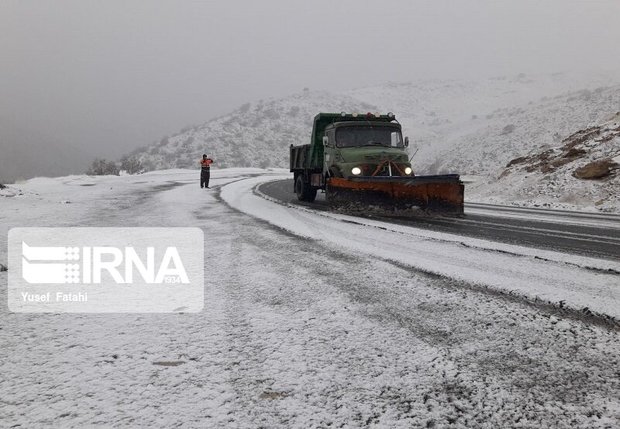 اکیپ‌های راهداری زمستانی در محورهای روانسر مستقر شده‌اند