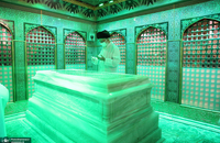 غبارروبی مضجع مطهر رضوی در سفر رهبر معظم انقلاب به مشهد