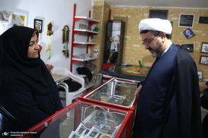 بازدید رئیس موسسه تنظیم و نشر آثار امام خمینی (س) از نمایشگاه عکس «امام دل‌ها‎»  و گذر فرهنگی هفته بر آستان آفتاب