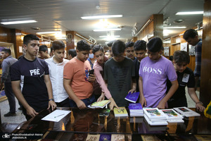 بازدید جمعی از دانش آموزان و مهمانان خارجی از بیت امام خمینی (س) در جماران