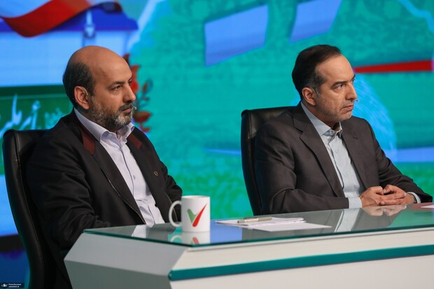 لحظه دیده نشده از میزگرد جنجالی پزشکیان برای انتخابات 1403/ شهاب اسفندیاری  چه سوالی پرسید؟ + فیلم