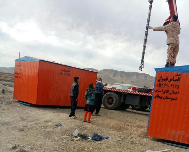 12 عدد کانکس اهدایی اصناف و بازاریان بیجار به مناطق زلزله زده کرمانشاه ارسال شد