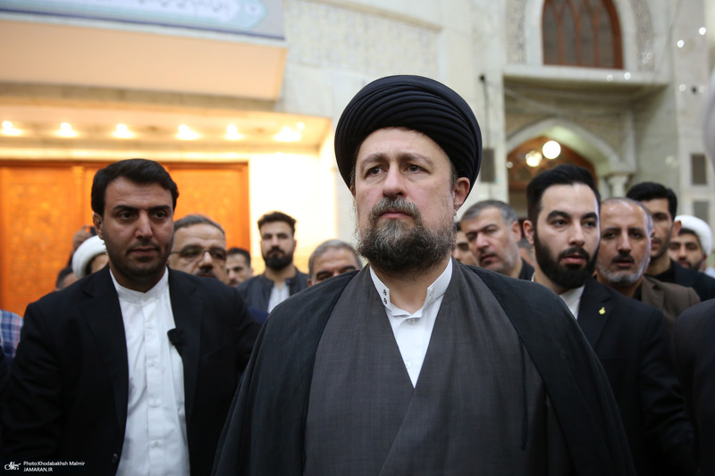 اقامه نمازسید حسن خمینی  بر پیکر شهید حیدری در حرم مطهر امام خمینی (س)