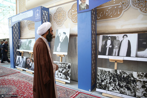 بازدید رئیس مجلس از نمایشگاه عکس امام خمینی
