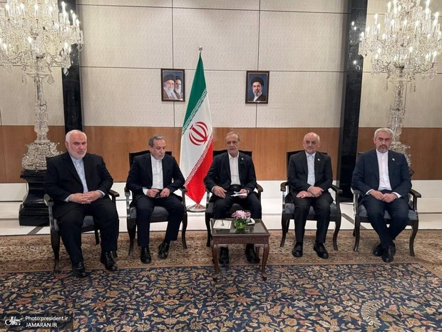 پزشکیان: گفت&zwnj;وگوهای سازنده با بانک توسعه بریکس داشتیم/ با ولیعهد امارات گفت&zwnj;وگوی خوبی داشتیم و قرار شد گذشته را کنار بگذاریم و آینده خوبی بسازیم/ حمایت از الحاق ایران به سازمان تجارت جهانی از موضوعاتی بود که در اجلاس بریکس مورد توجه قرار گرفت