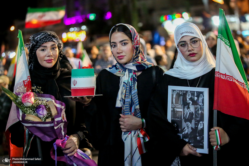 تجمع شبانه میدان انقلاب