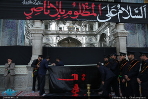 تعویض پرچم گنبد حرم مطهر حضرت معصومه(س) در آغاز ماه محرم