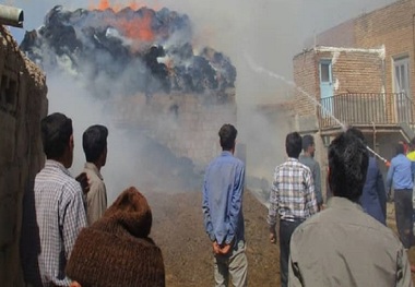 بازیگوشی کودکان انبار علوفه را در میاندوآب به آتش کشید