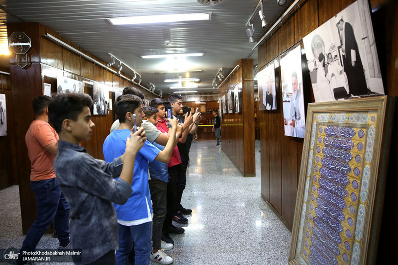بازدید جمعی از دانش آموزان و مهمانان خارجی از بیت امام خمینی (س) در جماران