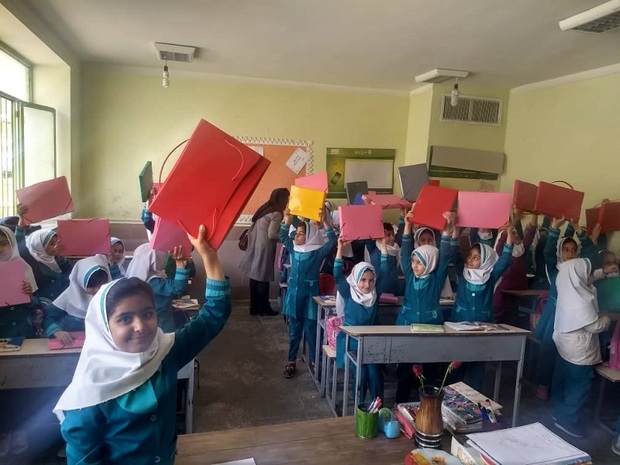 نوشت افزار هزار دانش آموز دبستانی سیل زده شیراز توزیع شد